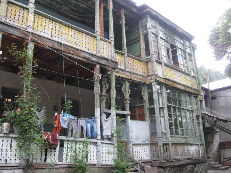 До сих пор в Абастумани люди живут в таких старинных домах