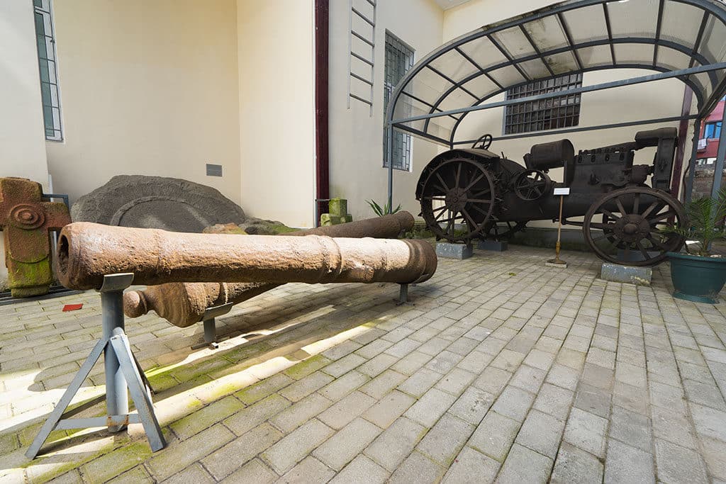 Пушка и трактор во дворе музея. Батуми