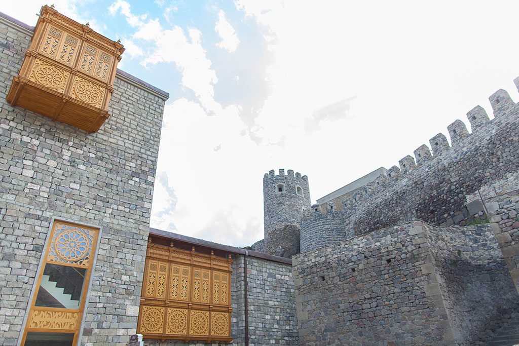 Часть отеля в нижней части крепости и стена отделяющая верхнюю часть крепости (справа)