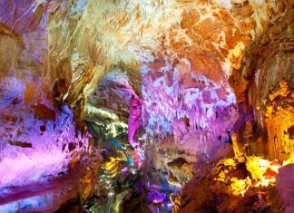 Красивая подсветка в пещере Сатаплии