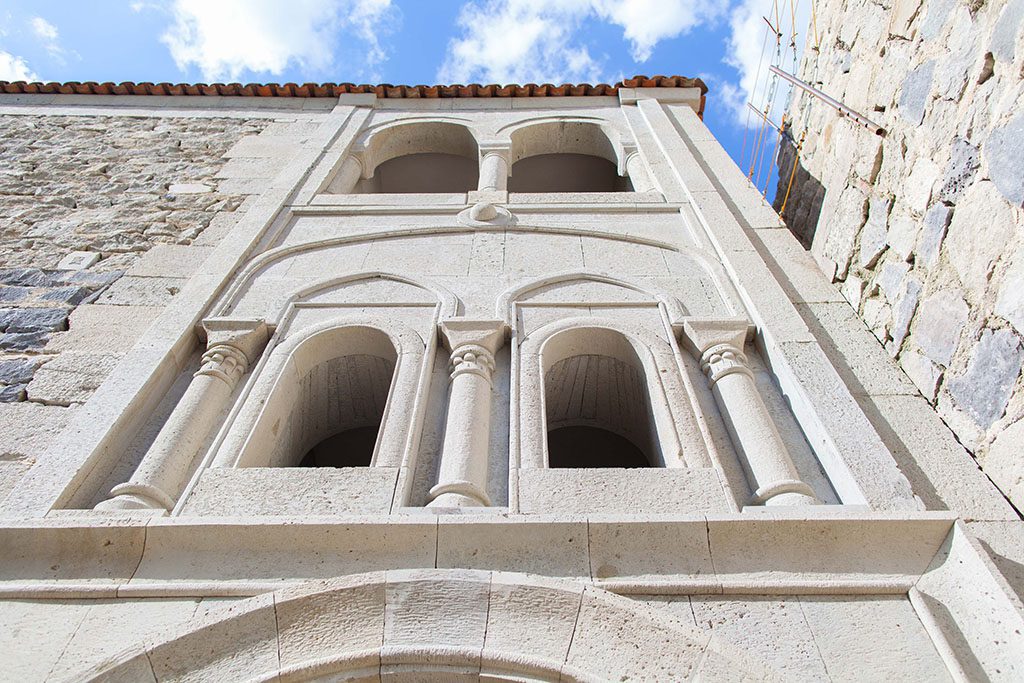 Окна внутренних зданий крепости Рабат