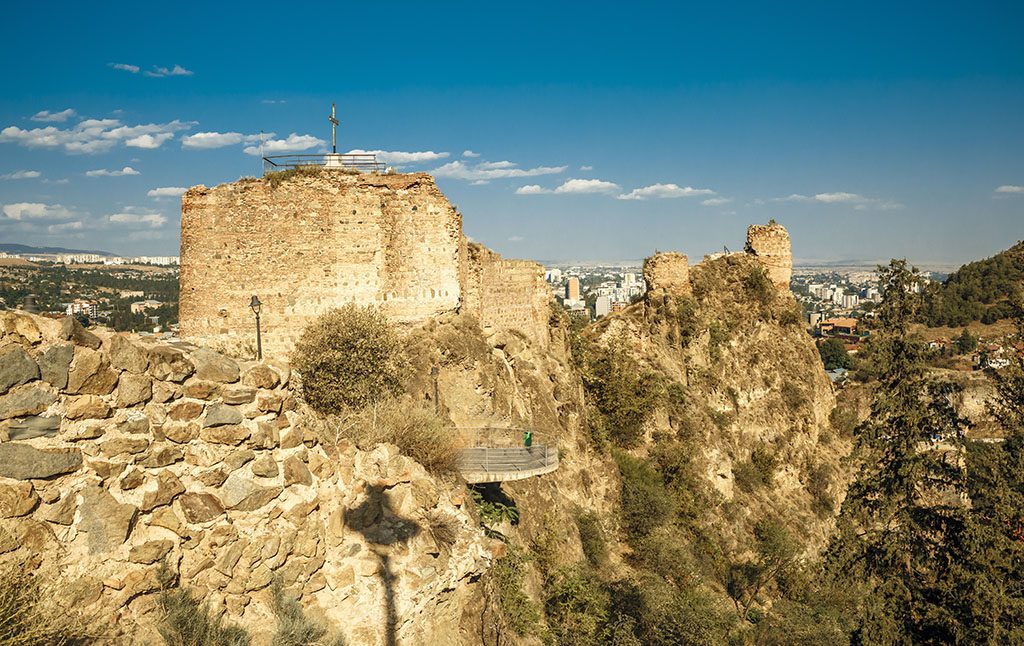 Полуразрушенные стены крепости Нарикала. Вид со стороны Ботанического Сада.