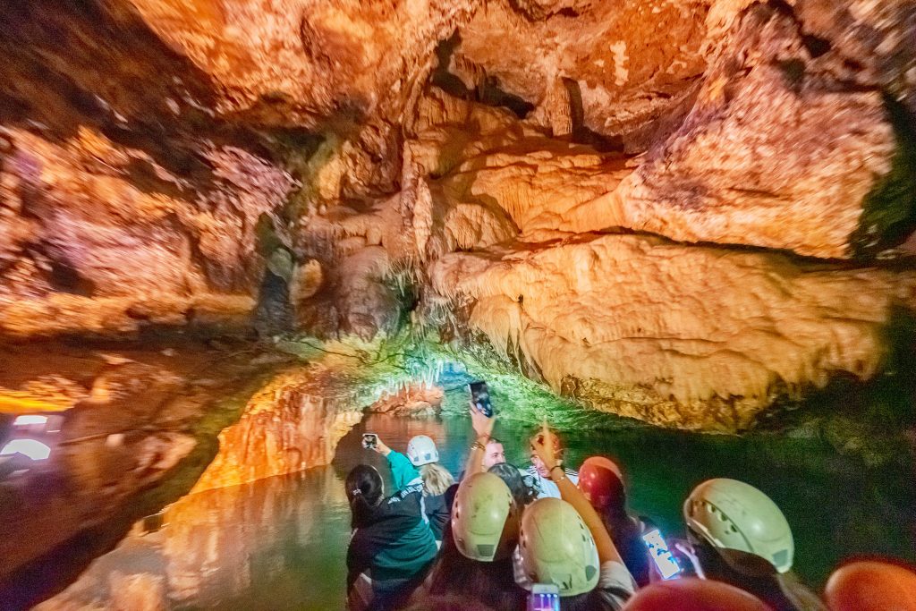 Путешествие по пещере Прометея