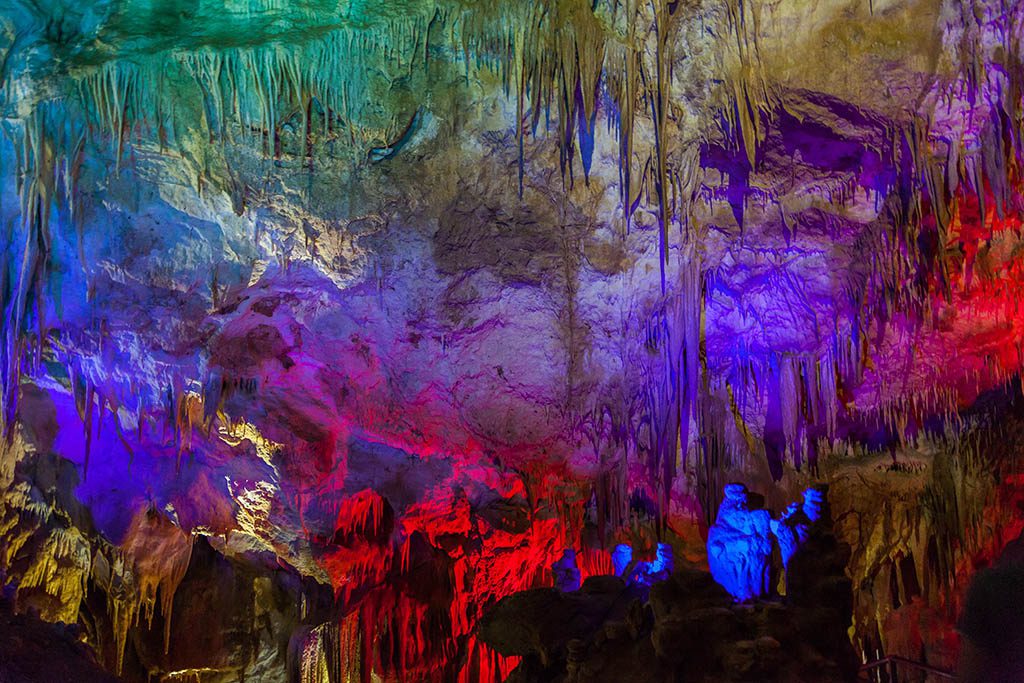 Разноцветная подсветка делает пещеру Прометея похожей на Сказку.