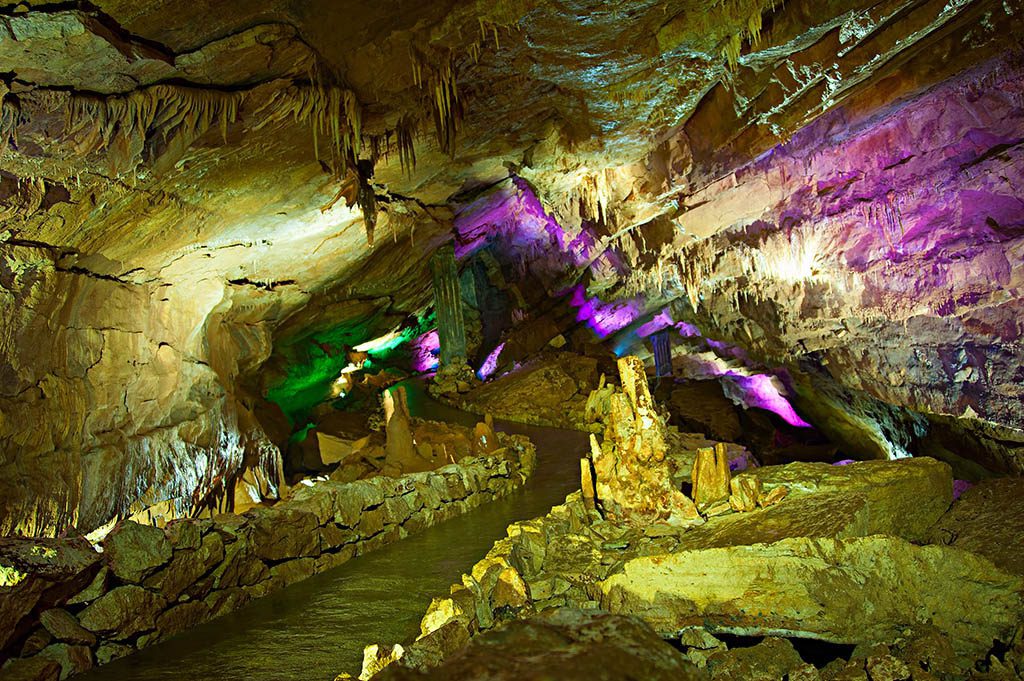Сатаплия. Карстовая пещера
