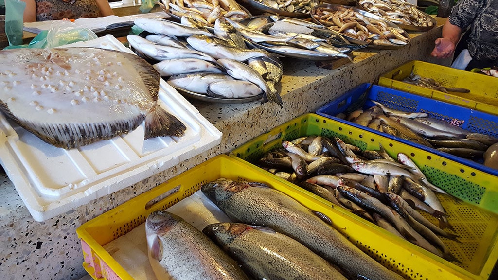 Свежий улов на рыбном рынке в Батуми