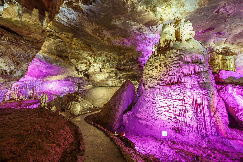 Туристическая тропинка в пещере Прометея