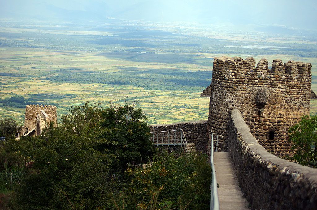 Вдоль крепостной стены в Сигнахи можно прогуляться по специальной дорожке.