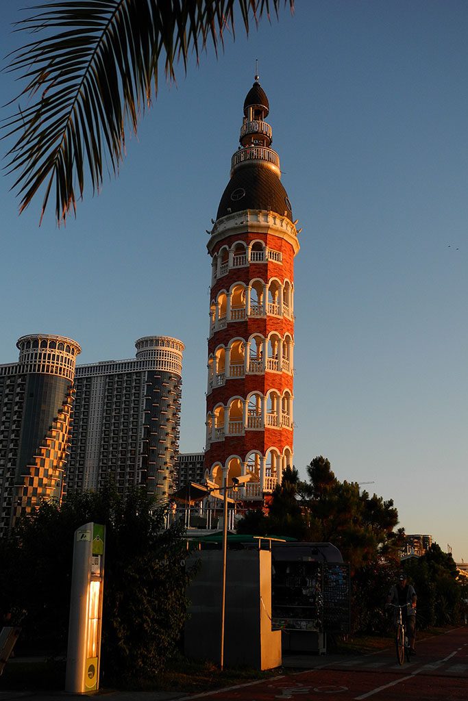 Вход в башню свободен, но надо пройти через ресторан Tower