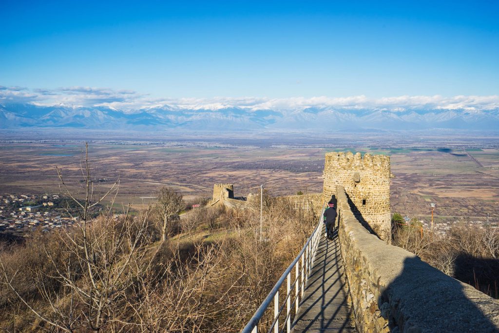 Вид на Кавказкие горы и Алазанскую долину с крепостной стены в Сигнахи