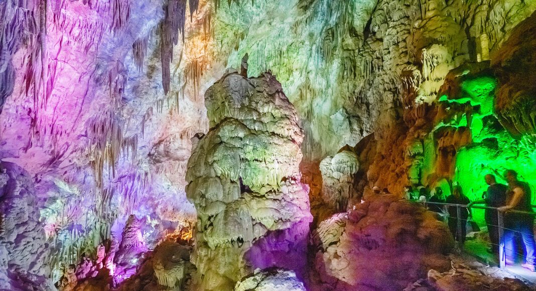 Яркие краски пещеры Прометея