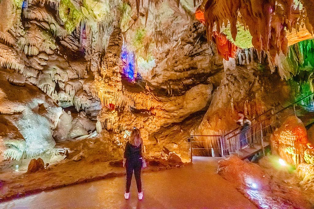 Зал пещеры Прометея