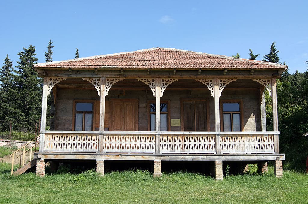Деревянный дом с балконом. Этнографический музей в Тбилиси