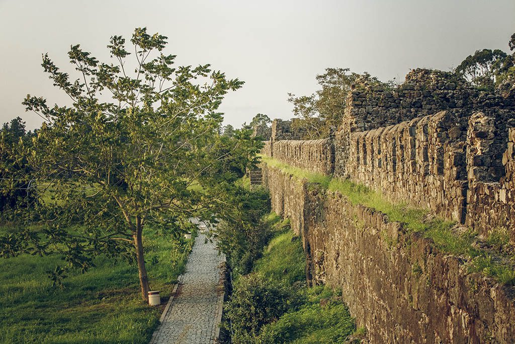 Длинные и ровные стены Гонийской крепости образуют квадрат. Гонио, Батуми