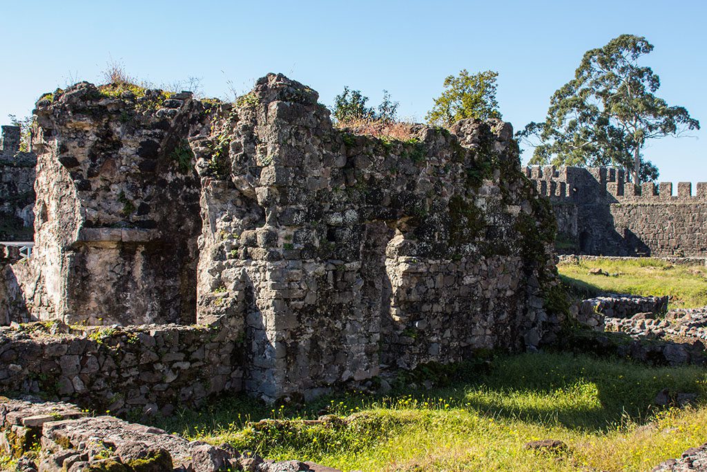 Развалины в Гонийской крепости.
