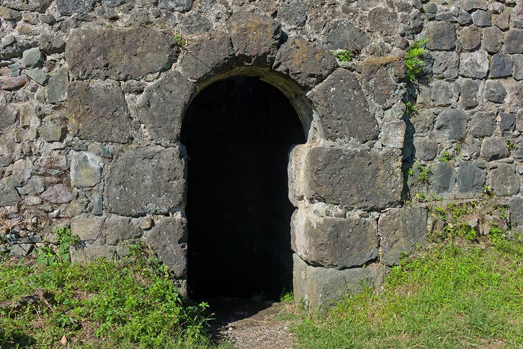 Вход в помещение под крепостной стеной. Гонийская Крепость. Батуми, Грузия
