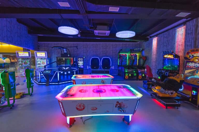Игровые автоматы подсвечены неоном