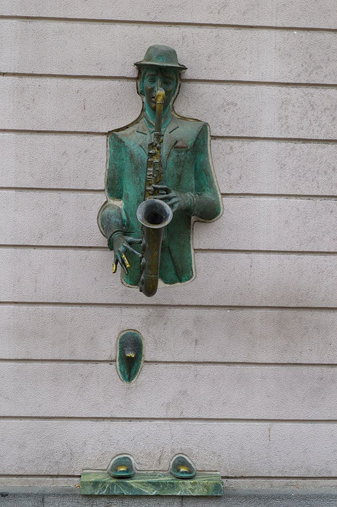 Саксофонист. Памятники Тбилиси