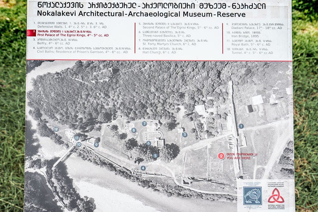 Информационный стенд с описанием зданий, которые находились в Нокалакеви