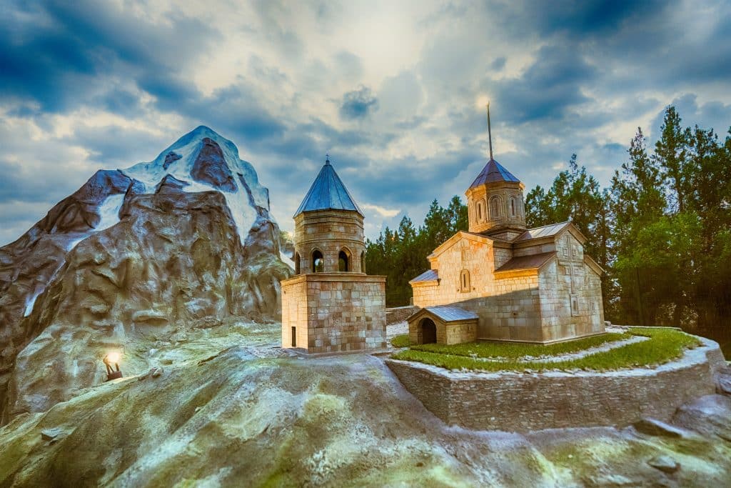 Казбек и церковь Гергети в парке миниатюр