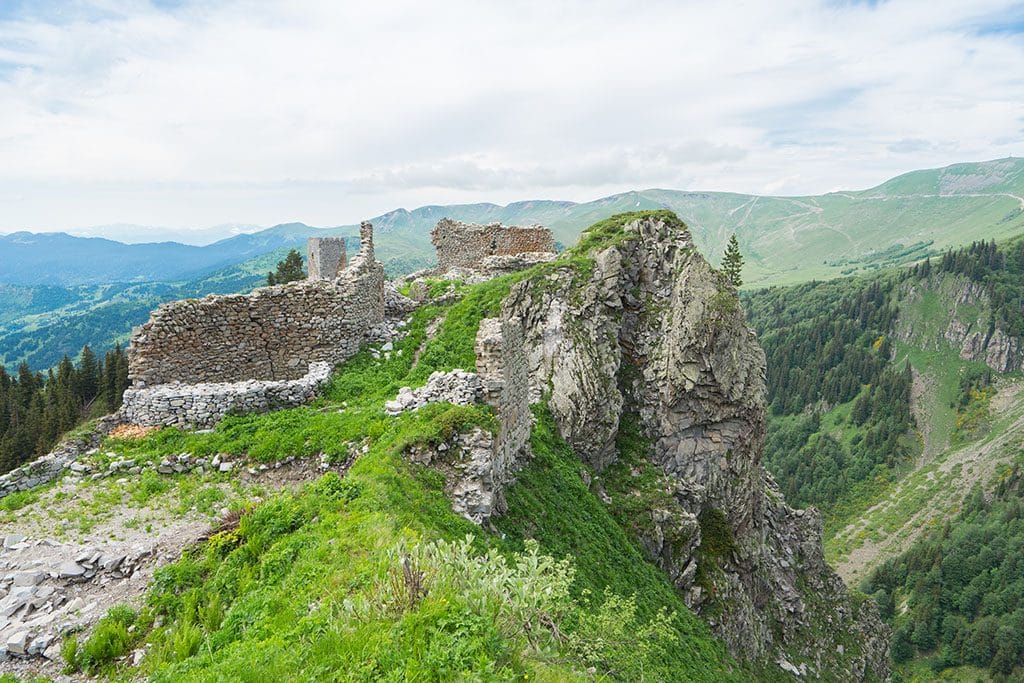 Крепость надвисает над крутыми склонами. Хихани