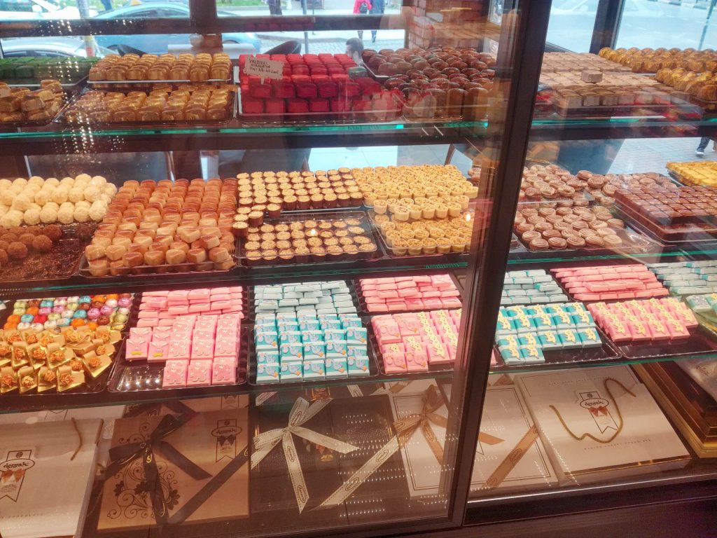 Море конфет и пирожных. Dergah