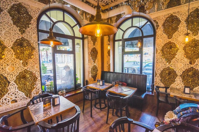 Coffeetopia. Интерьер как в восточных сладостях 30 лет назад