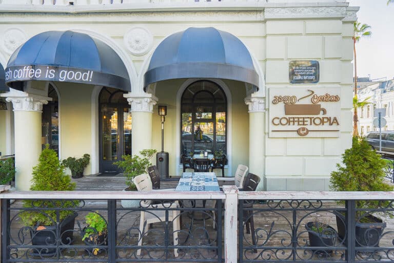 Coffeetopia. Вход в кафе
