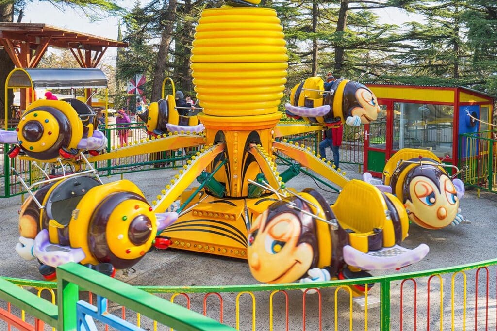 Детские аттракционы в парке Бомбора