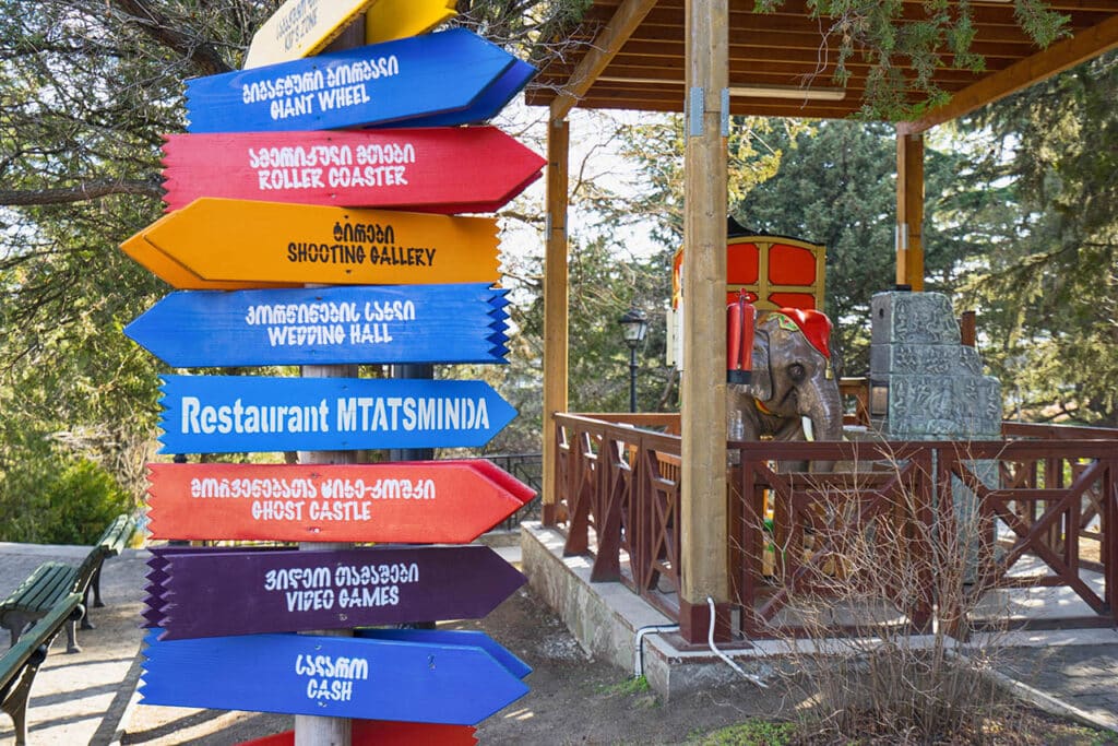 Информационные знаки в парке на Мтацминда