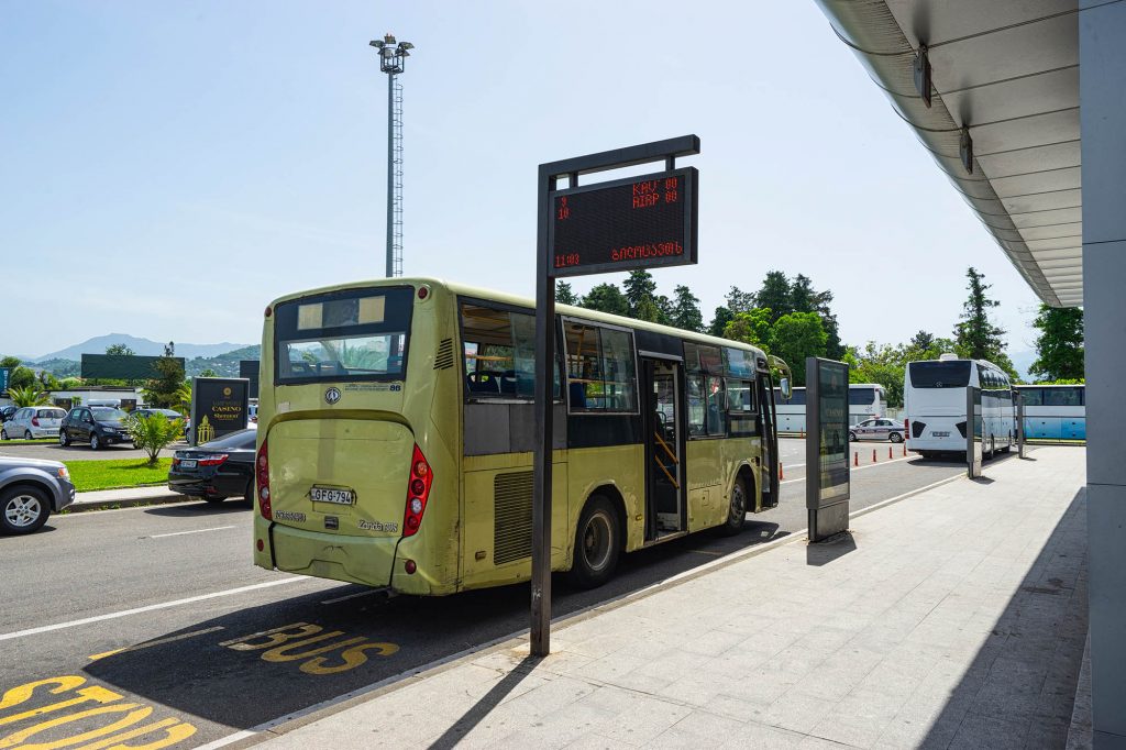 Остановка автобусов в аэропорту Батуми
