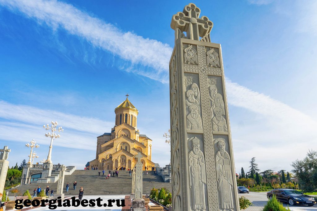 Колонны на территории Цминда Самеба