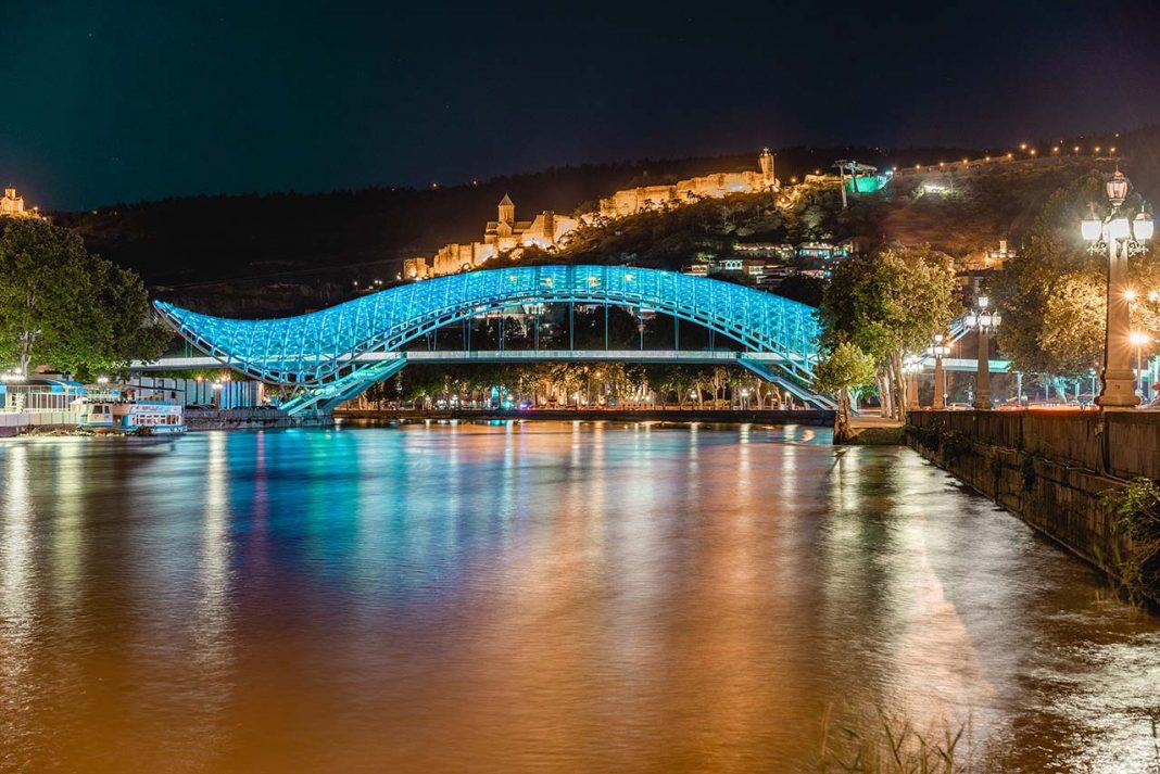 Most Mira Tbilisi — vid s reki Kuri