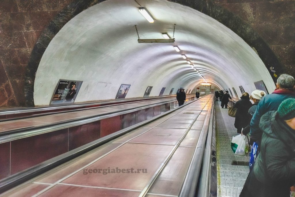 Эскалатор в метро Тбилиси