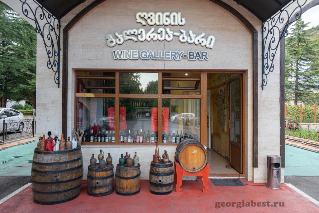 Магазин с грузинскими винами в Кахетии