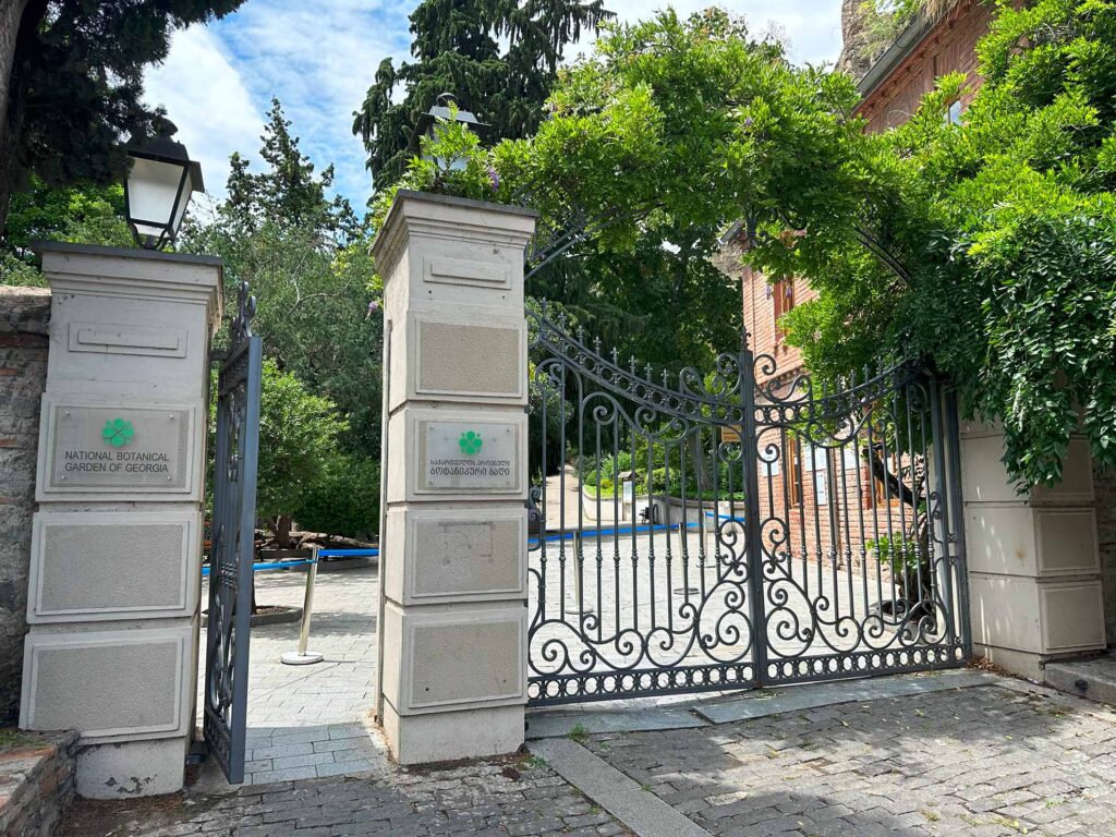 vhod v Botanicheskiy sad Tbilisi