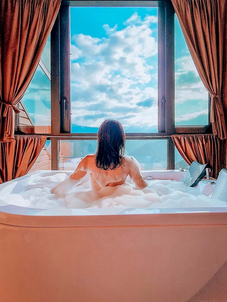Джакузи с видом на горы в Nika Hotel and Club