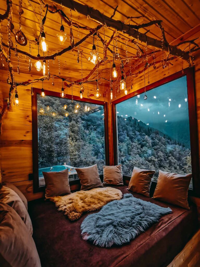 Кровать с люстрой в Eco House Merisi