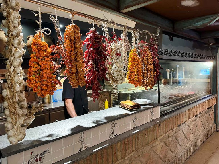 Mangal v zale restorana Kartuli Sahli