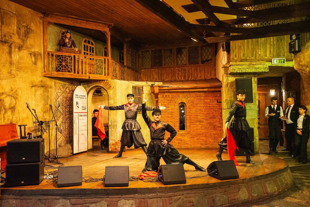 Restorani Tbilisi s muzikoy i tancami