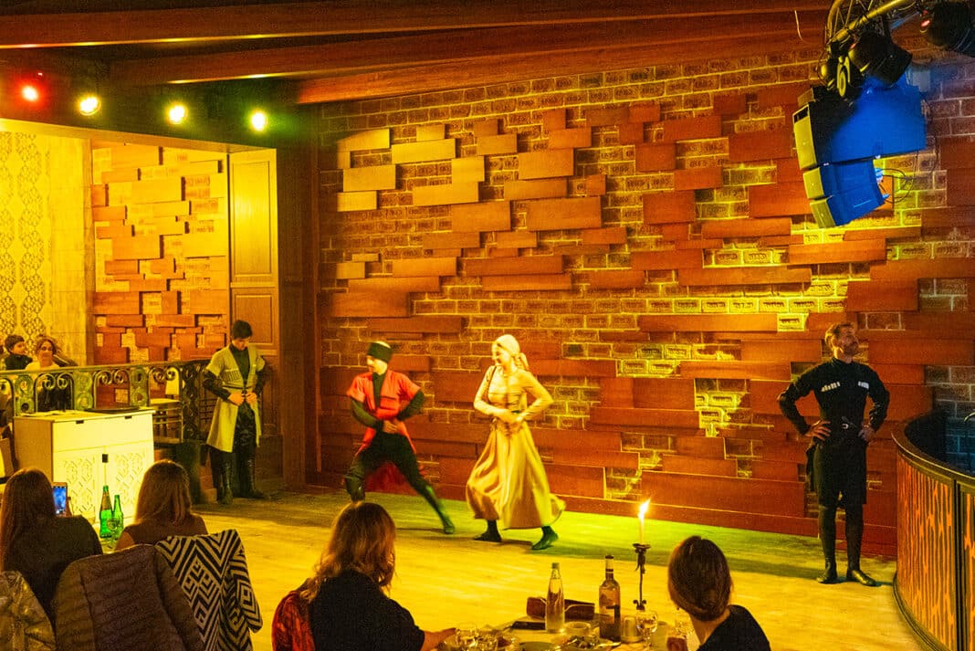 Танцевальное выступление в ресторане Мравалжамиери