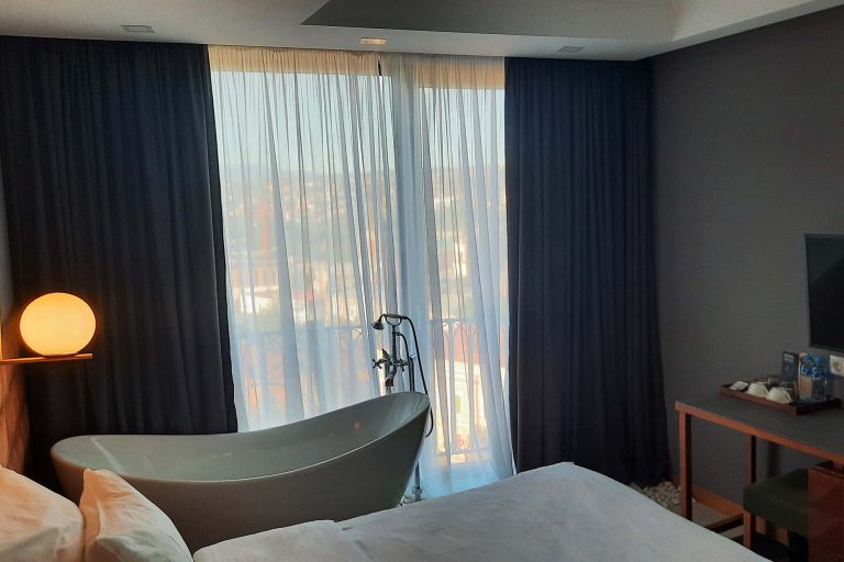 vanna v nomere Amante Narikala Boutique Hotel