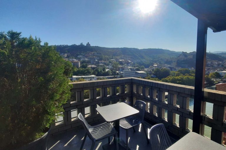 Veranda na krishe Sandali Metekhi Boutique Hotel