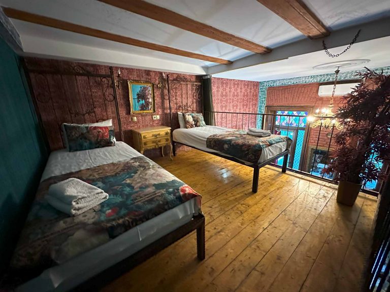 vtoroi etaj v nomere Tiflis Inn Boutique Hotel