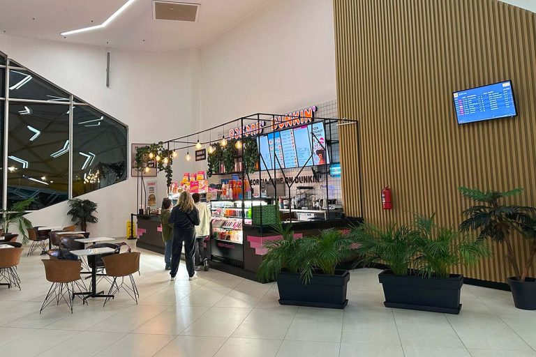 Kafe v zale posadki v Aeroportu Kutaisi
