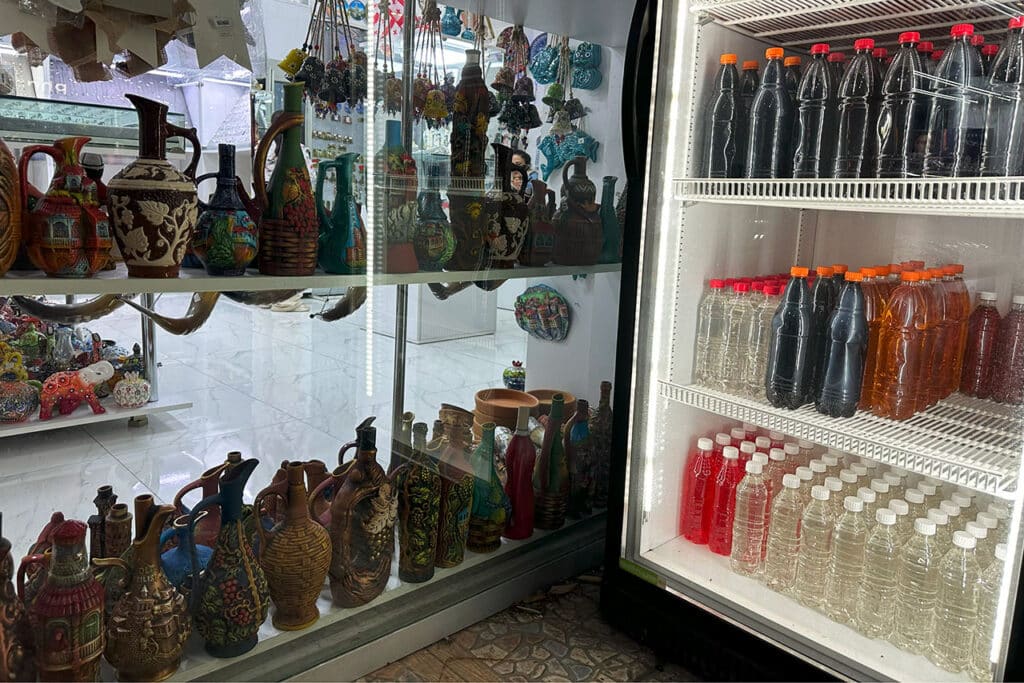 Доки - кувшины для вина и домашнее разливное вино в сувенирном магазине в Батуми