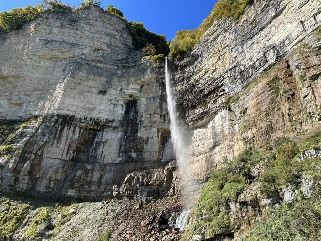 The upper cascade of the Kinchkha waterfall